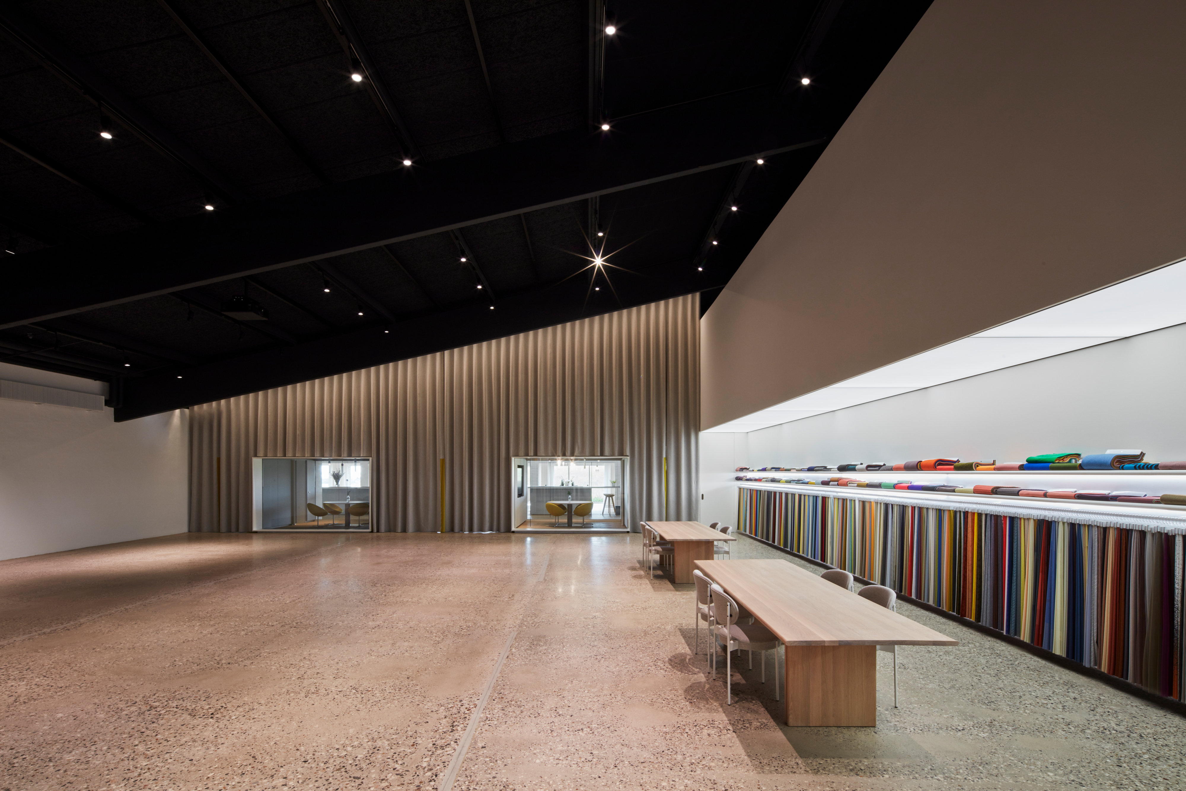 {{ 'Showroom' || ('Labels.Kvadrat.Client.Campaign.PrevCampaignPage' | translate) }}